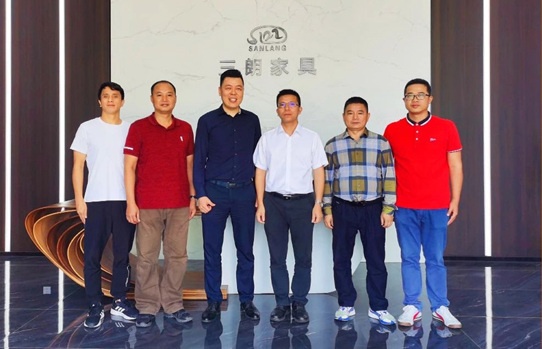 Mayor Zhang of Jiujiang Town of Foshan City and his party visit Sanlang furniture for investigation!